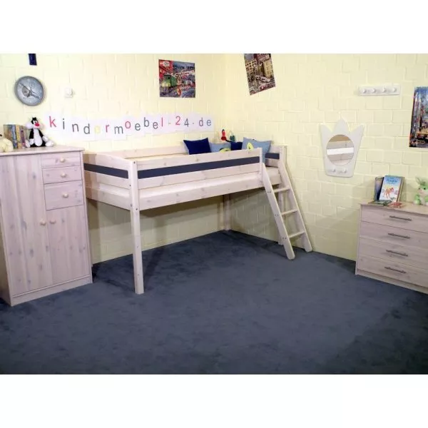 Im Kinderzimmer aufgebautes Flexa Basic Trendy Spielbett mit schräger Leiter in weiß, mit Füllungen in blau