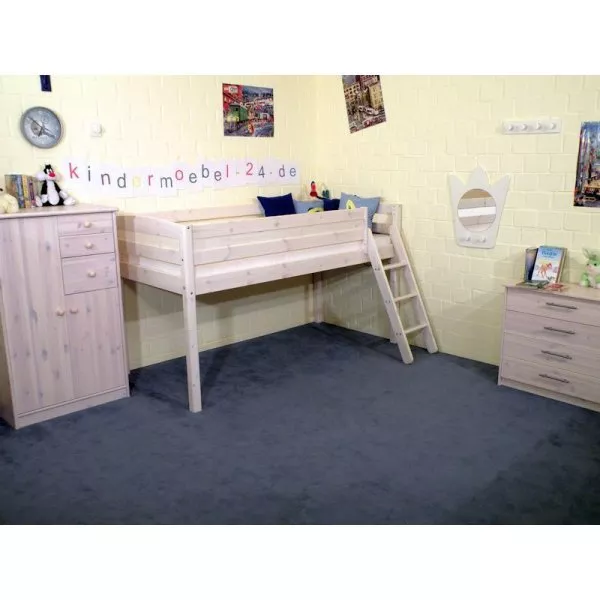 Im Kinderzimmer aufgebautes Flexa Basic Trendy Spielbett mit schräger Leiter und Füllungen in weiß